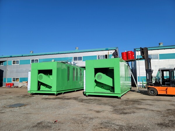 지방자치단체가 주문 제작한 5톤짜리 쓰레기 소멸기 2대가 공장에 전시돼 있다.