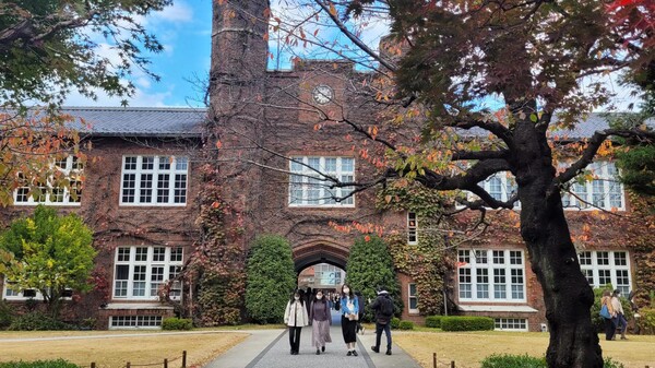 ▲ 교정건물을 감싼 붉어진 담쟁이가 릿쿄대학의 역사를 이야기하고 있다.
