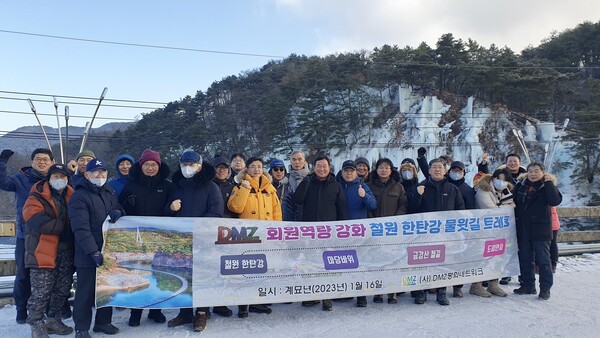 한탄강 얼음트레킹을 위해 철원군청에서는 언덕 위에서 물을 뿌려 주상절리처럼 만들어 놓았다.