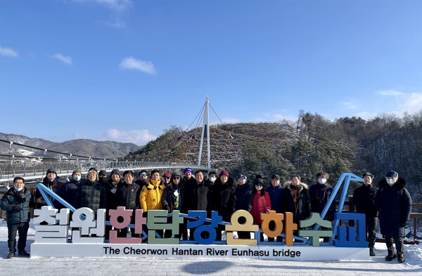  한탄강 따라 조금 더 가면 은하수교로 주상절리의 절경과 철원 평야를 한눈에 볼 수 있는 곳이다.