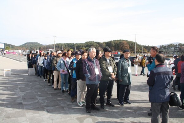 주상절리길 입장전에 설명을 듣고있는 참가자들