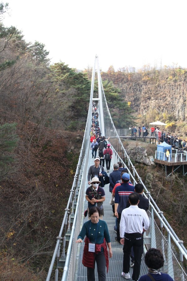 주상절리길을 오가는 관광객들