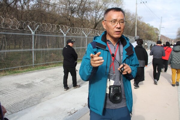 DMZ 생태계 현장을 설명하고 있는 이영동 공동대표