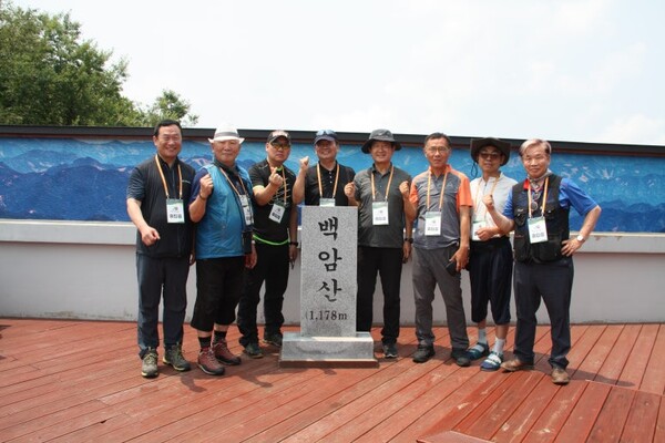 서주석 전 국방부 차관(우측에서 네번째)도 동행    좌측 첫번째는 류종렬 DMZ네트워크 이사장