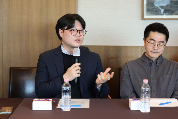 서준수 박사(유네스코 국제기록유산센터 선임전문관)가 기록물의 가치를 설명하고 있다(좌측)