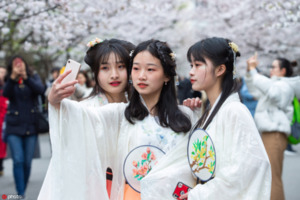 한푸는 송나라와 명나라 귀족의 의상, 한족 전통 의상 주인공은 20대